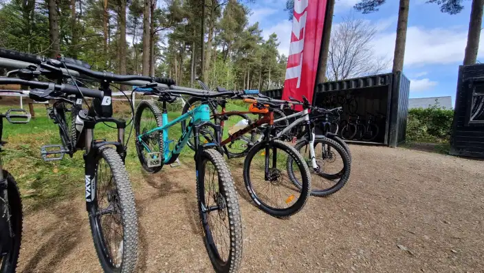 Mountain bikes parked in front of bike trail coffee shop in Ballinastoe Bike Trails